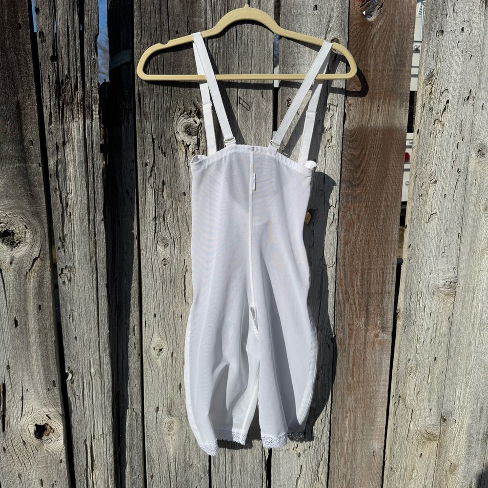 1960s Vintage White Underbust Shapewear Romper w/ Rosebud Lace Hem Size Small - Picture 7 of 13